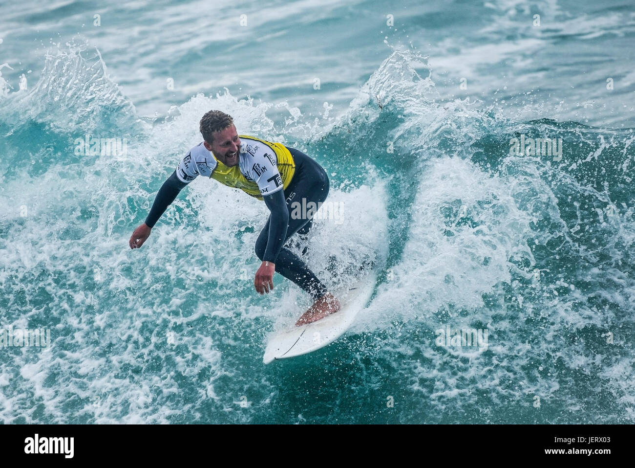 Surfen-UK.  Cornwall-surfen. Ein Surfer in einem Wettbewerb am Fistral Beach in Newquay. Stockfoto