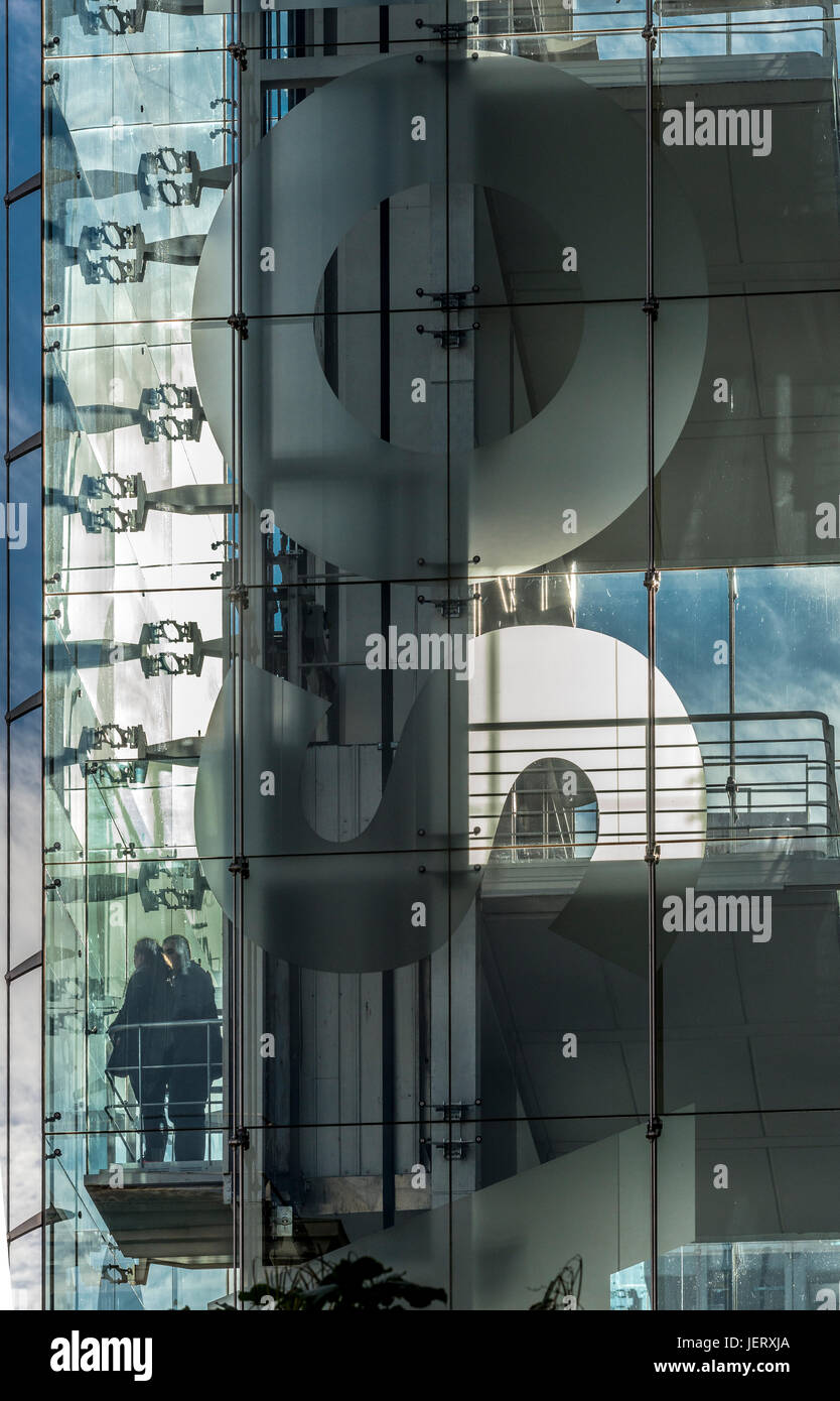 Menschen in einem Aufzug in das Centro de Arte Reina Sofia, Kunst Galerie, entworfen von Architekt Jean Nouvel, Madrid, Spanien Stockfoto