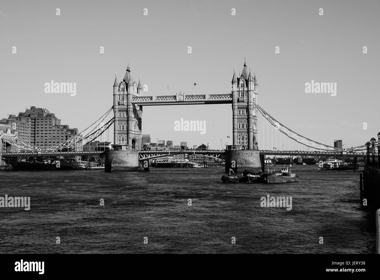 LONDON, Vereinigtes Königreich - APRIL 09: Tower Bridge in London am 9. April 2017. Klappbrücke Tower Bridge Over Themse in London, Vereinigtes Königreich. Stockfoto