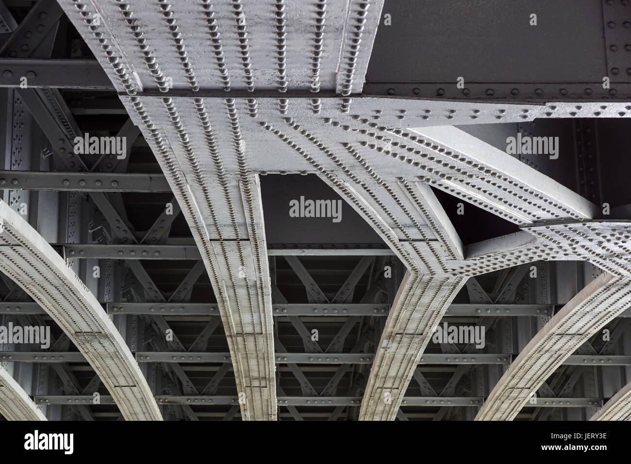 Stadtblick: kleine alte Brücken unter modernen automotive Metall Brücke Stockfoto