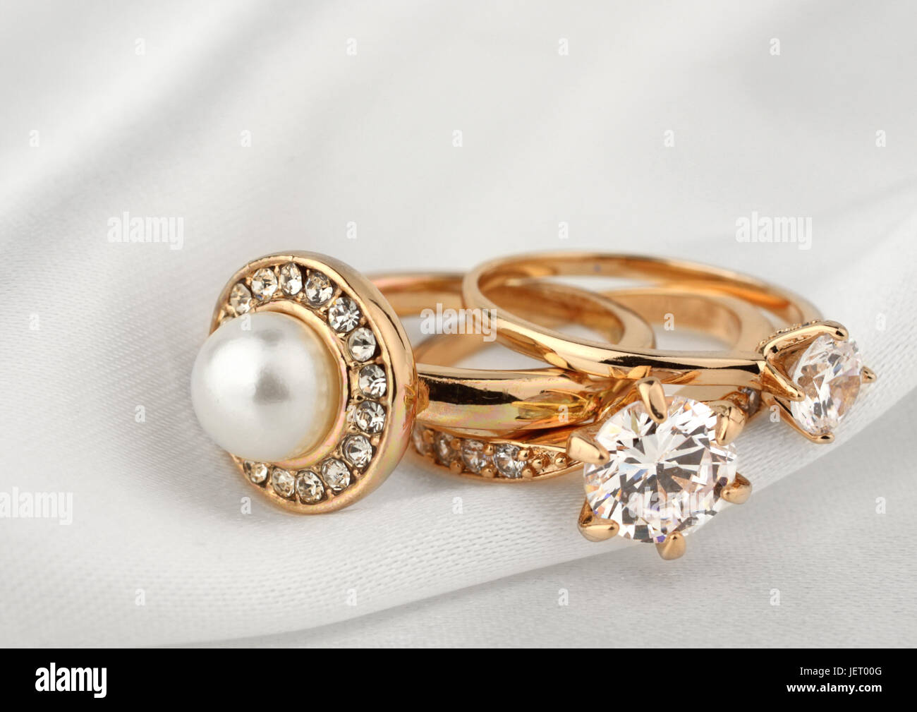 Schmuck Ringe mit Diamanten und Perlen auf dem weißen Tuch Stockfoto