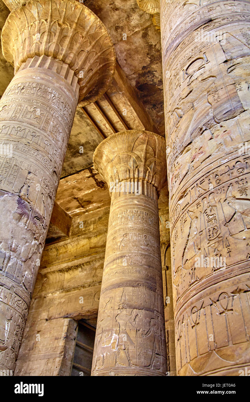 altägyptischen Architektur Ruinen. Olumns der Tempel des Horus in Edfu in Ägypten Stockfoto
