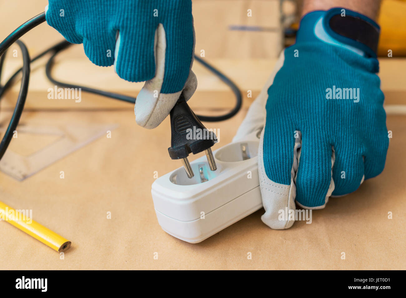 Tischler Handwerker handliche Elektrosäge auf die Holzarbeit Workshoptisch einstecken Stockfoto