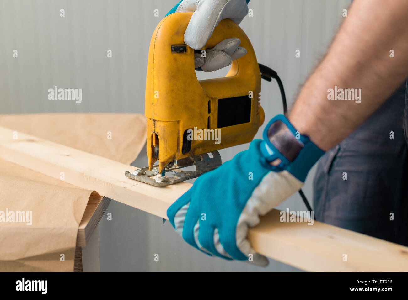 Schreiner Handwerker mit handliche Elektrosäge auf dem Holz-Werkstatt-Tisch Stockfoto