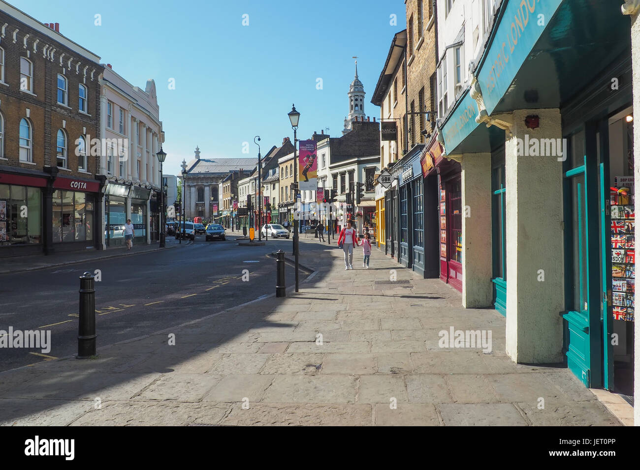 LONDON, UK 9. August 2015: ein sonniger Sommertag in den Straßen von Greenwich, London mit unbekannten Menschen zu Fuß entlang. Stockfoto