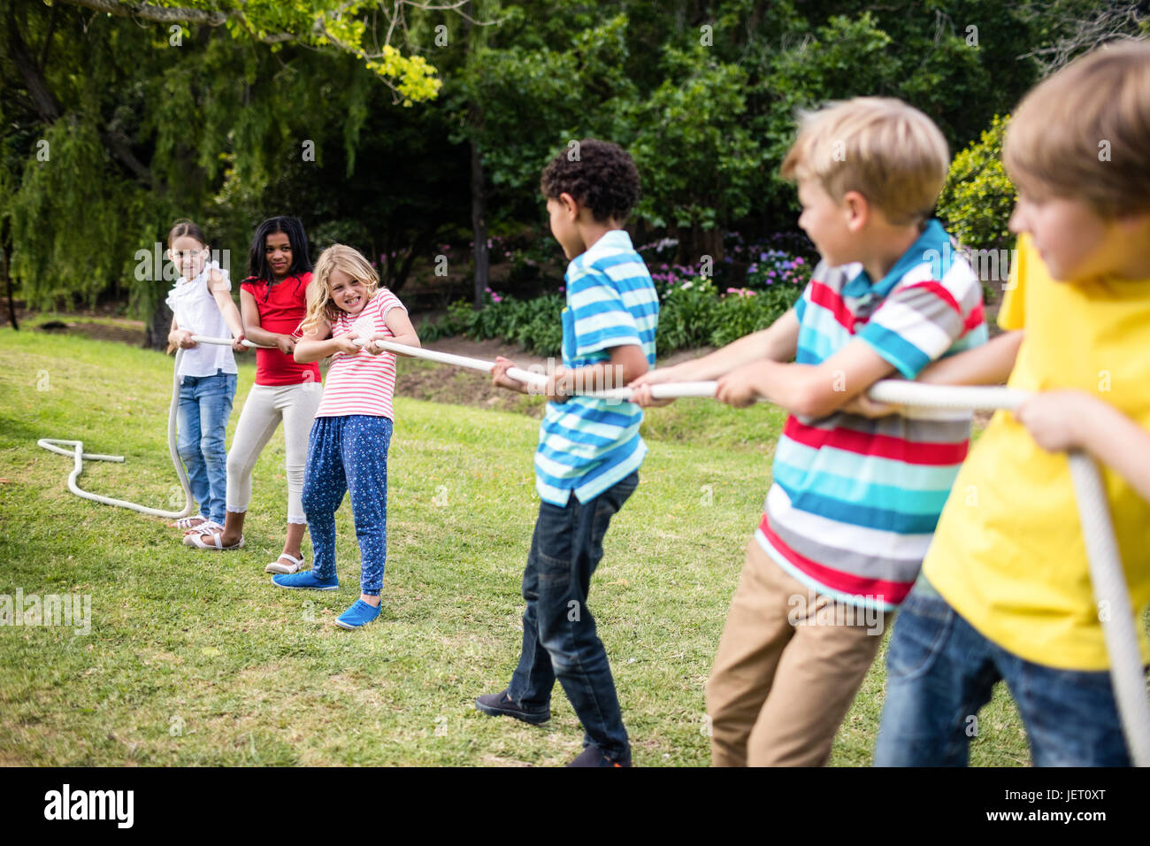 Kinder ziehen ein Seil in Tauziehen Stockfoto