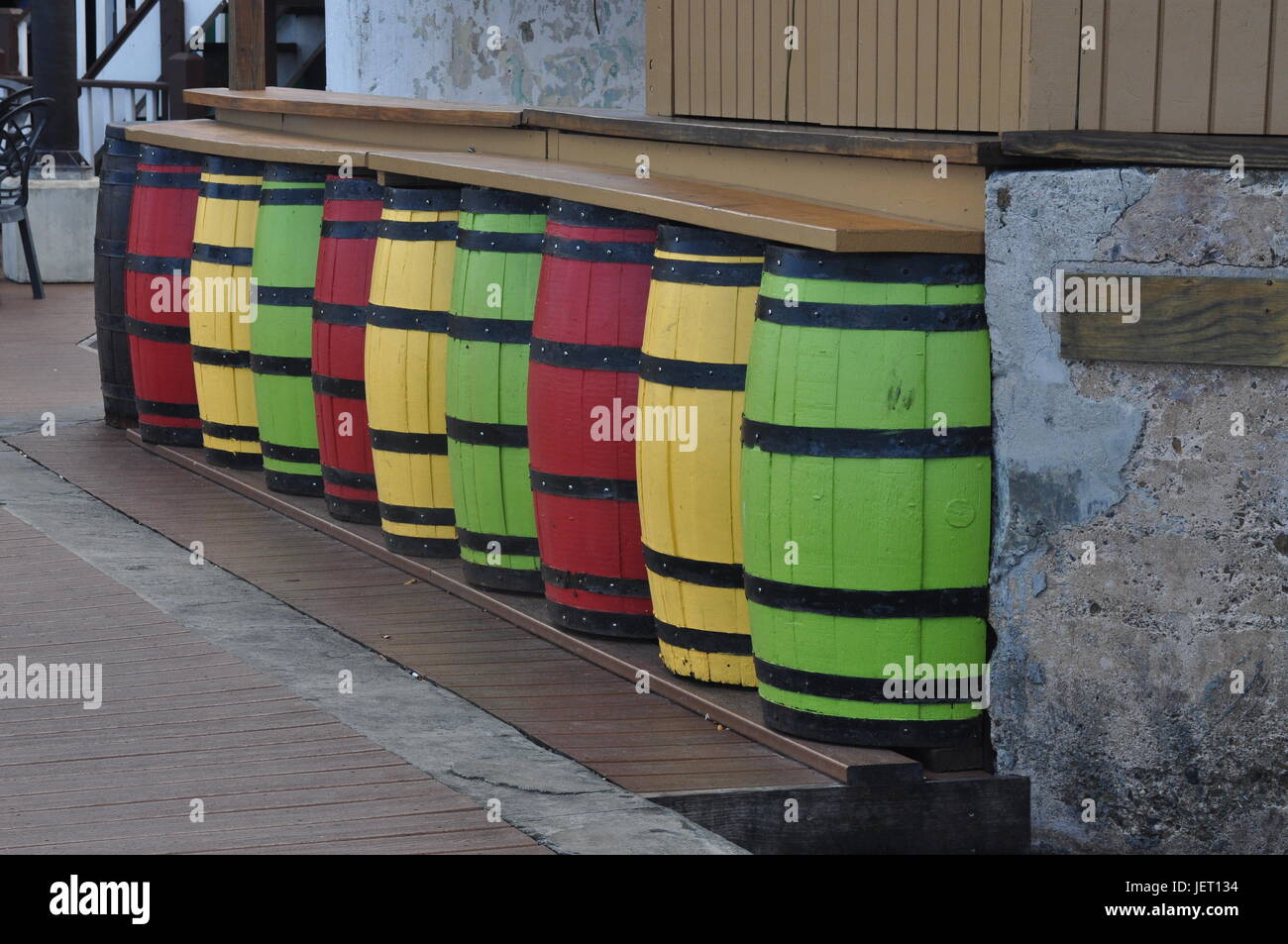 Rot, gelb und grün Fässer gemacht in eine Bar Stockfoto
