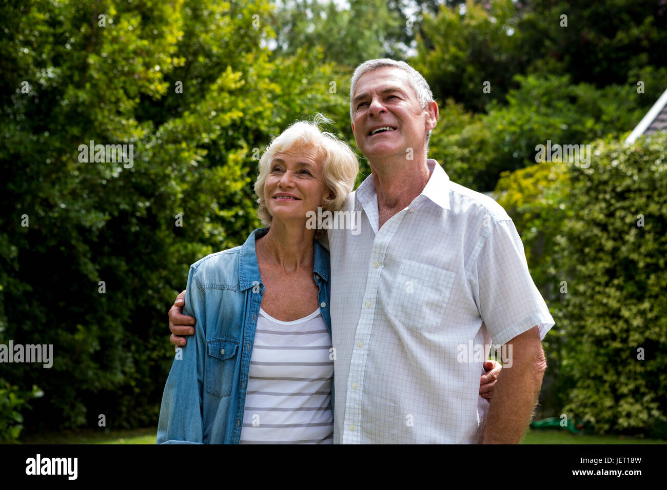 Älteres paar Nachschlagen im Hinterhof Stockfoto