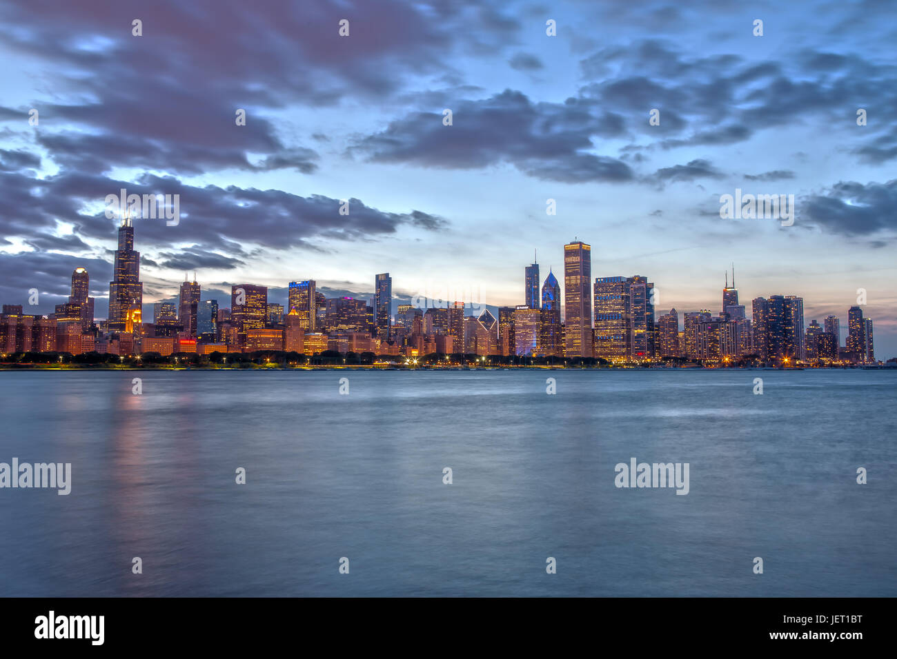 Skyline von Chicago nach Sonnenuntergang von Adler Planetarium Skyline Spaziergang Stockfoto