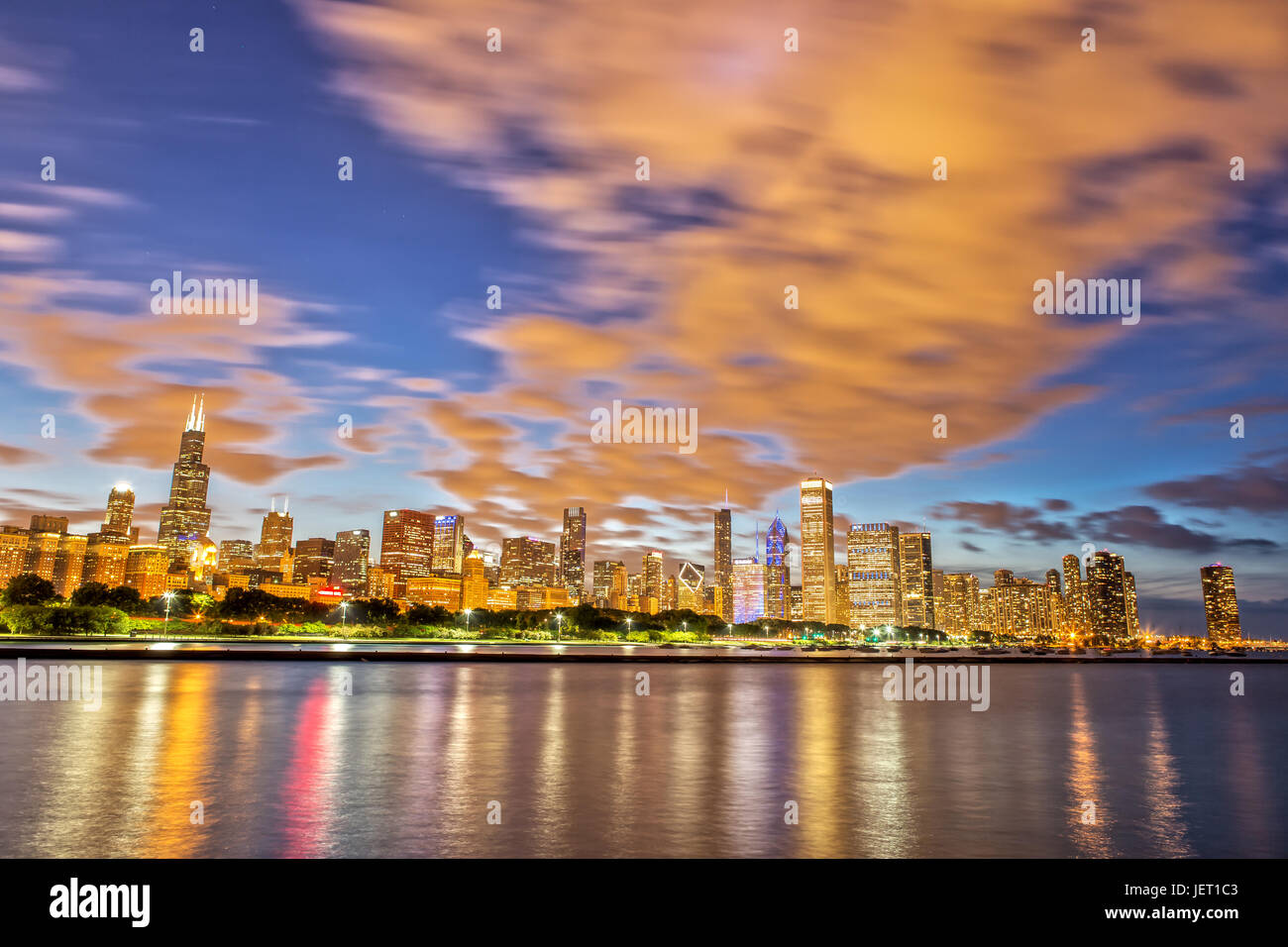 Skyline von Chicago nach Sonnenuntergang von Adler Planetarium Skyline Spaziergang Stockfoto