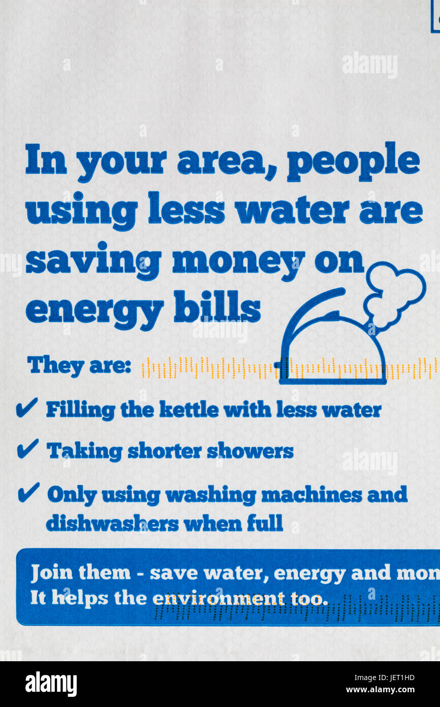 In Ihrer Nähe sparen Menschen, die mit weniger Wasser Geld auf Energiekosten - Informationen auf Umschlag vom Wasserversorger Stockfoto