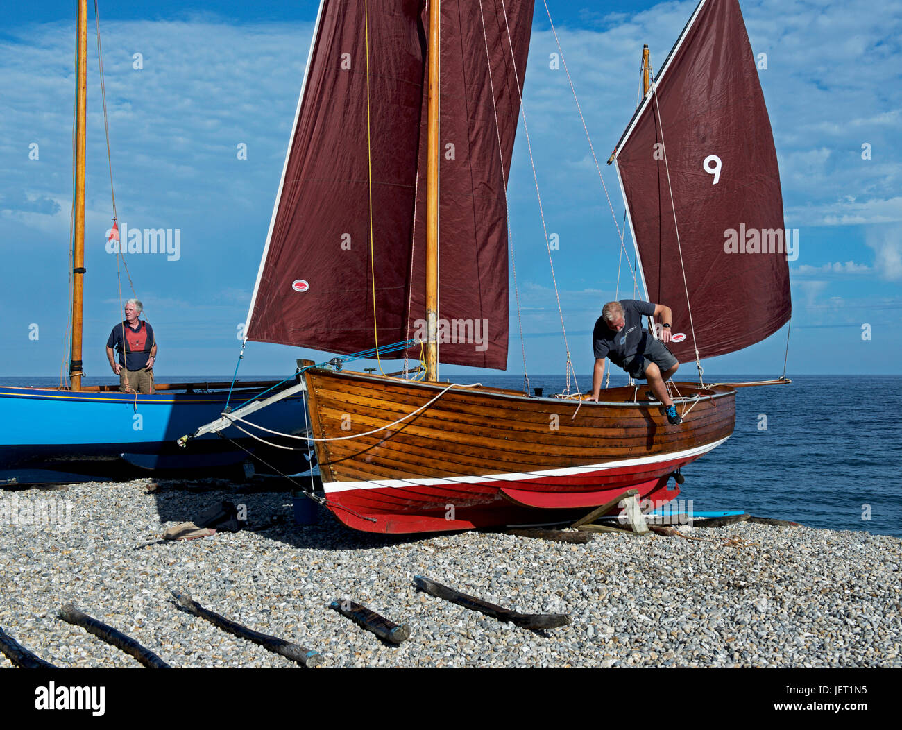 Männer, die Takelage Boot (Lugger) auf 