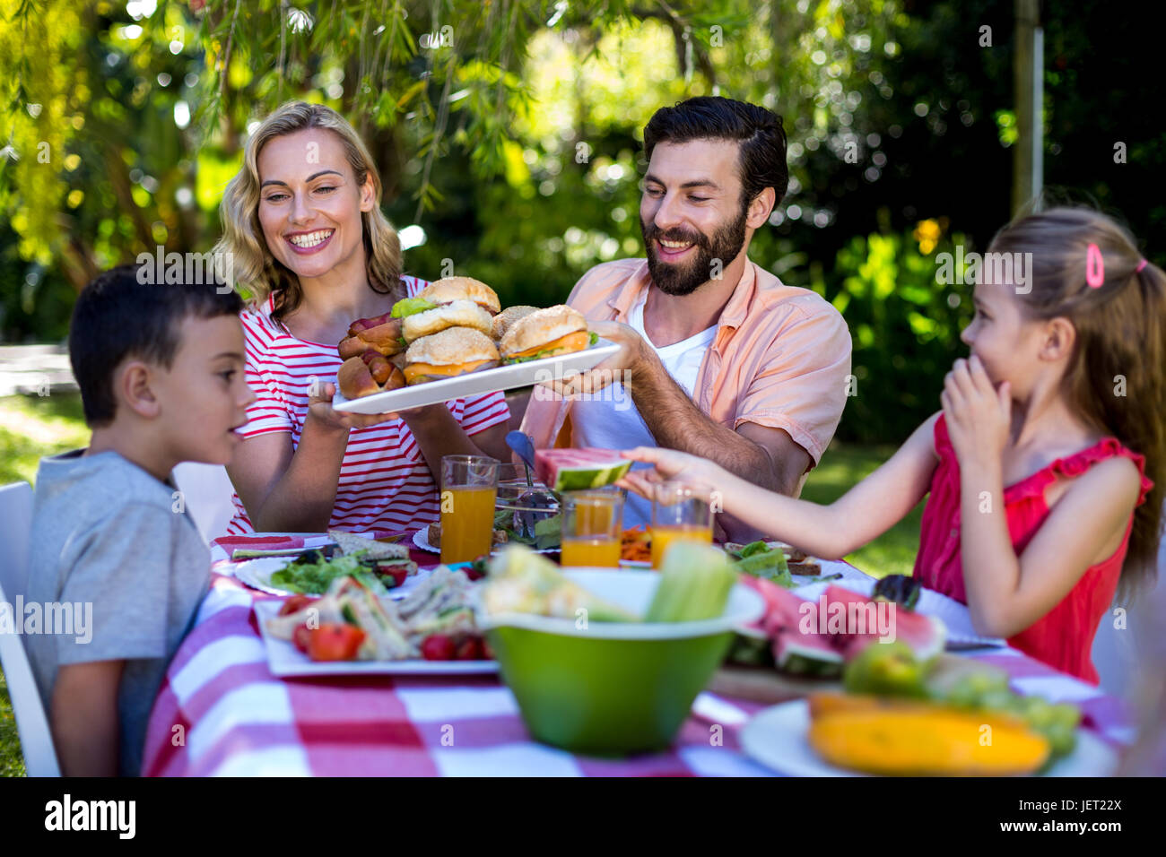 Glückliche Familie mit Essen im Hof Stockfoto