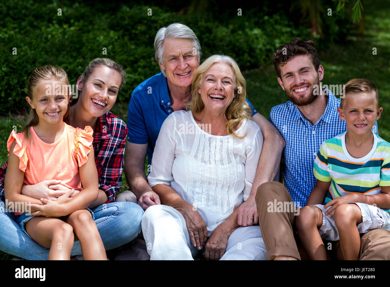 Potrait Hapy Familie entspannend am Hof Stockfoto