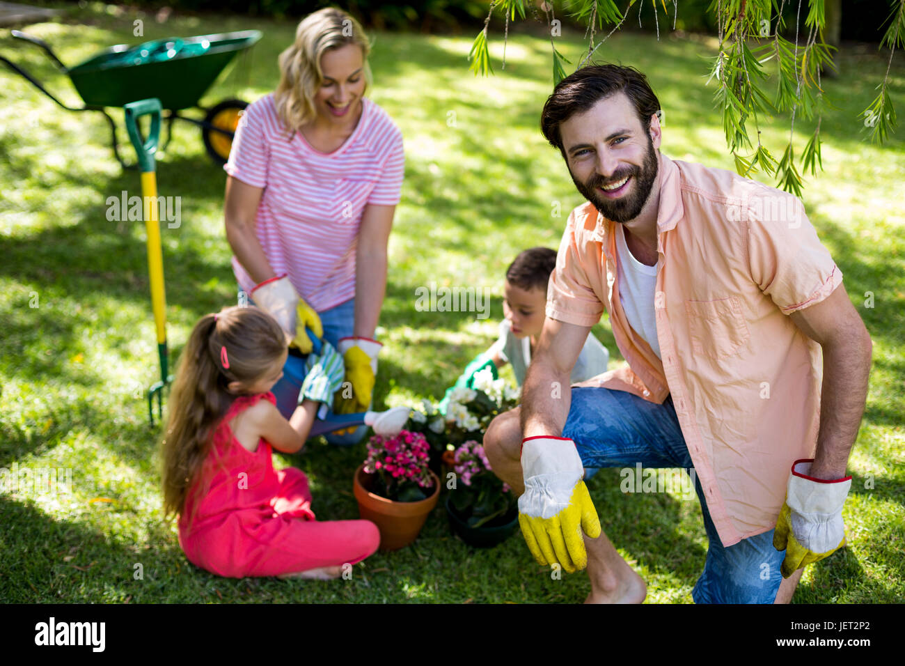 Vater gegen die Familie während der Gartenarbeit Stockfoto