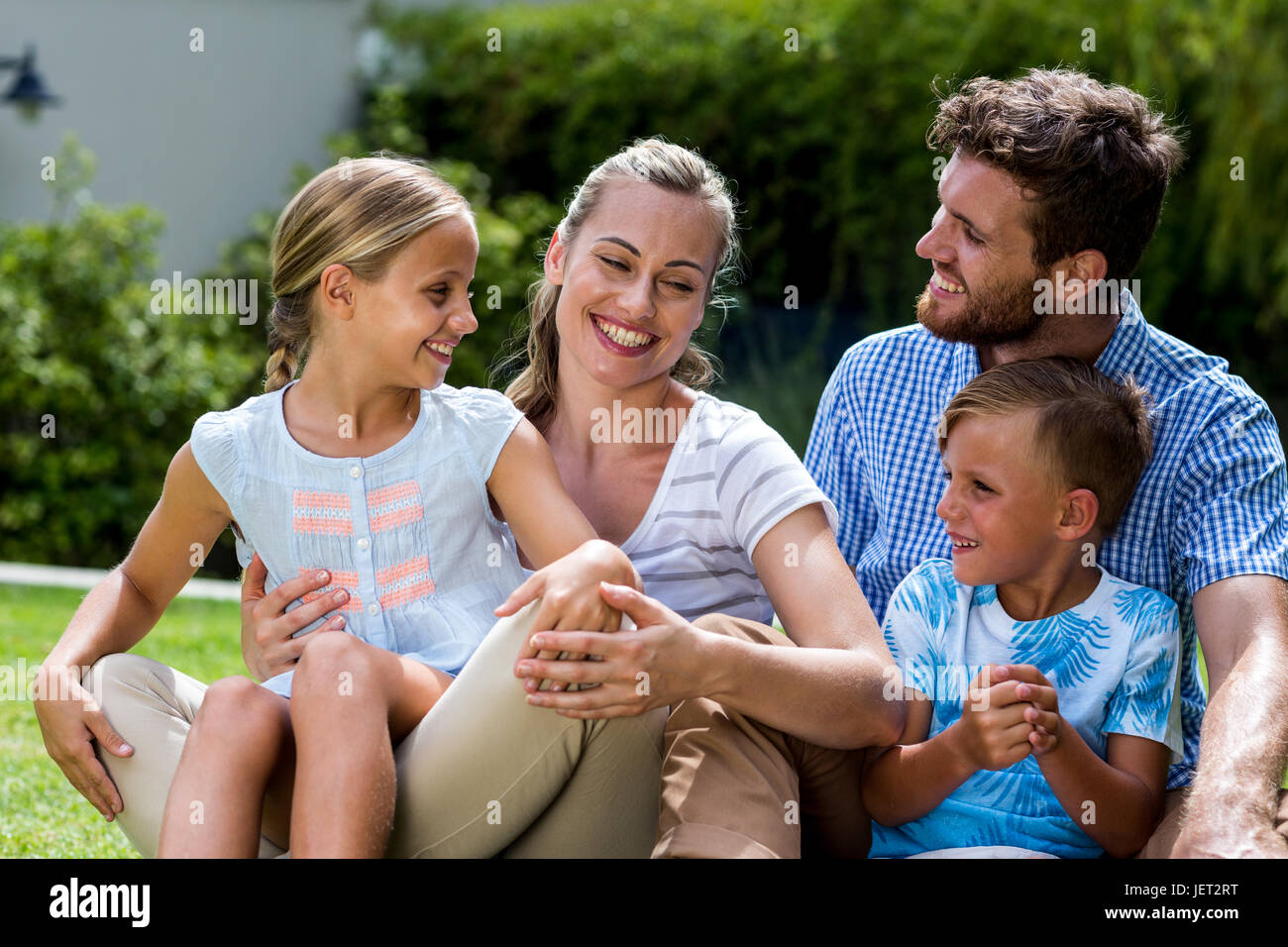 Glückliche Familie genießen während der Sitzung in Hof Stockfoto