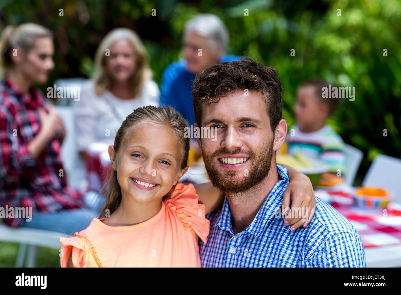Vater mit Tochter mit Familie am Hof Stockfoto