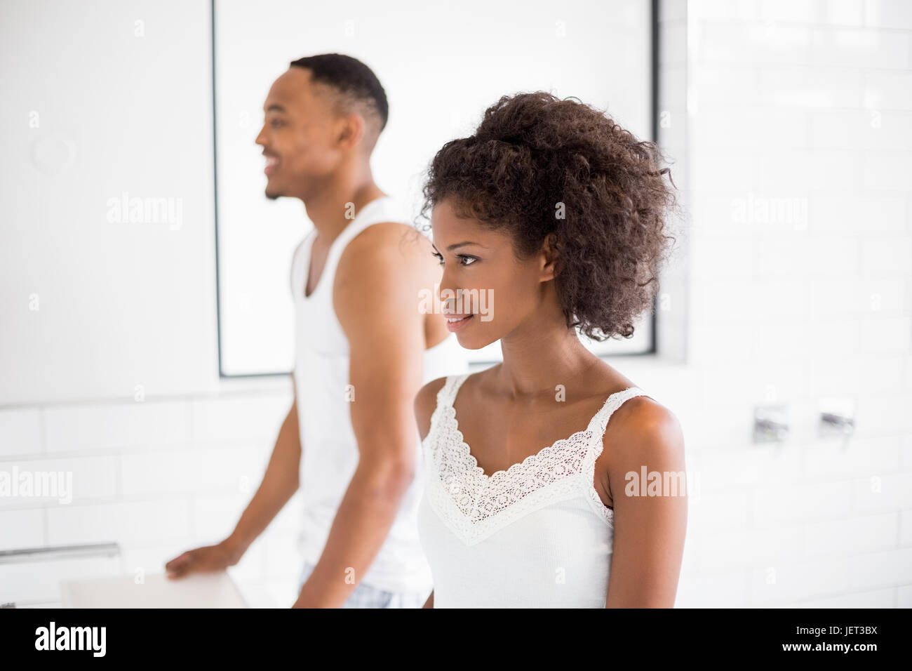 Paar vor Badezimmerspiegel Stockfoto