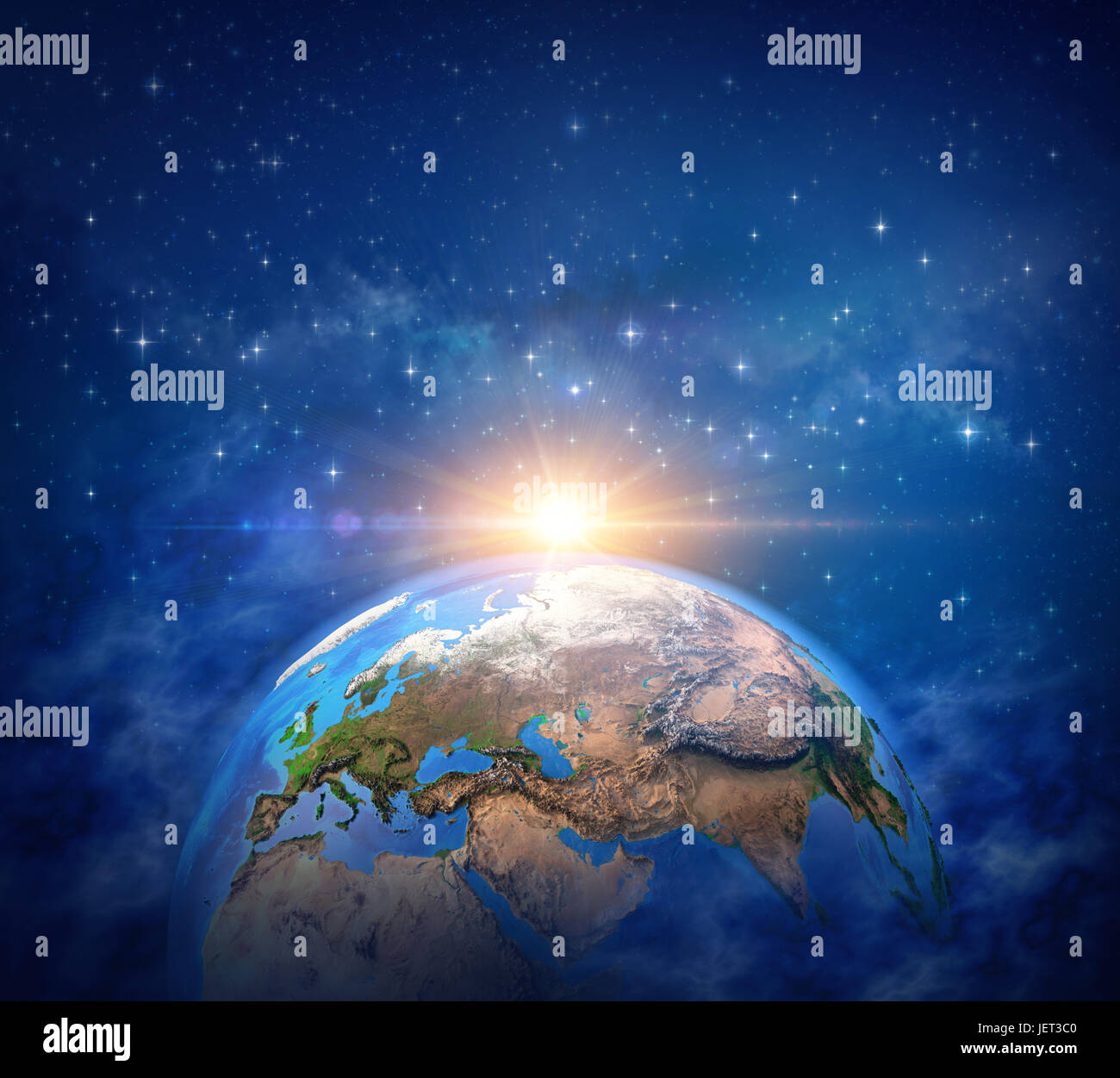 Planetenerde im Weltraum, Sternhaufen und Milchstraße weit dahinter, glänzenden Sonnenaufgang am Horizont - Elemente dieses Bildes, eingerichtet von der NASA Stockfoto