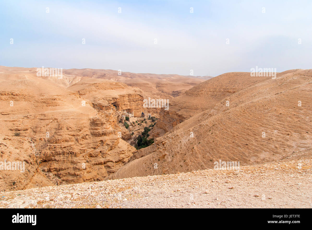 Judäische Wüste Wadi Qelt, orthodoxe Kloster St. George. Der sechsten Jahrhundert Klippe hängenden Komplex Stockfoto