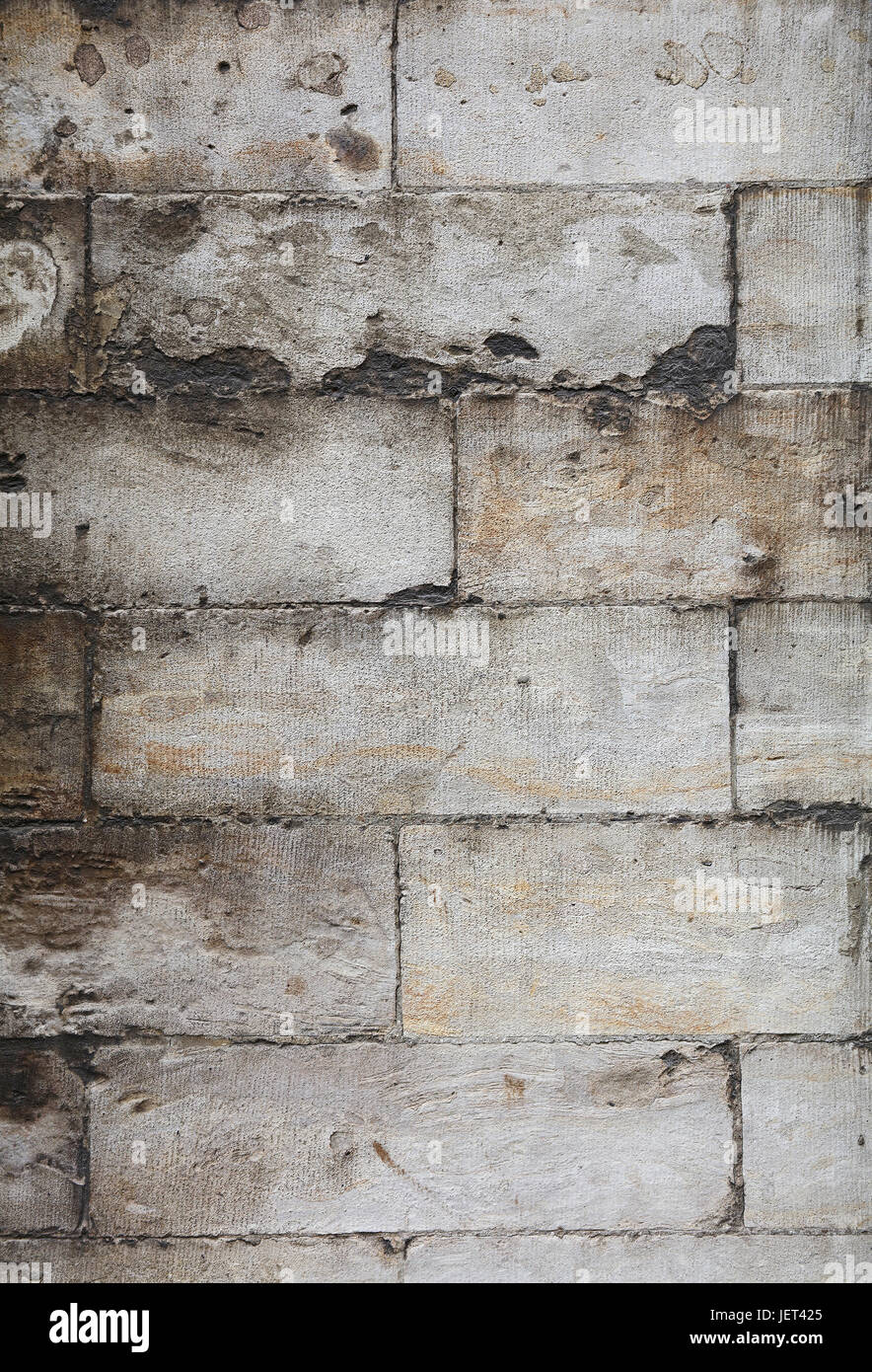 Wand von weiß und grau verwittert Grunge Kalkstein Travertin Stein Ziegel Blöcke, schließen sich Hintergrundtextur, Seitenansicht Stockfoto