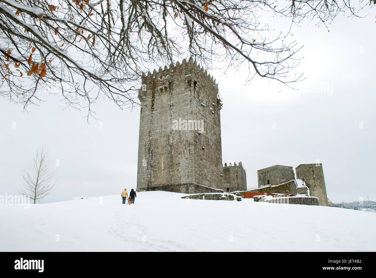 Die mittelalterliche Burg von Montalegre in einem verschneiten Tag. Trás-os-Montes, Portugal Stockfoto