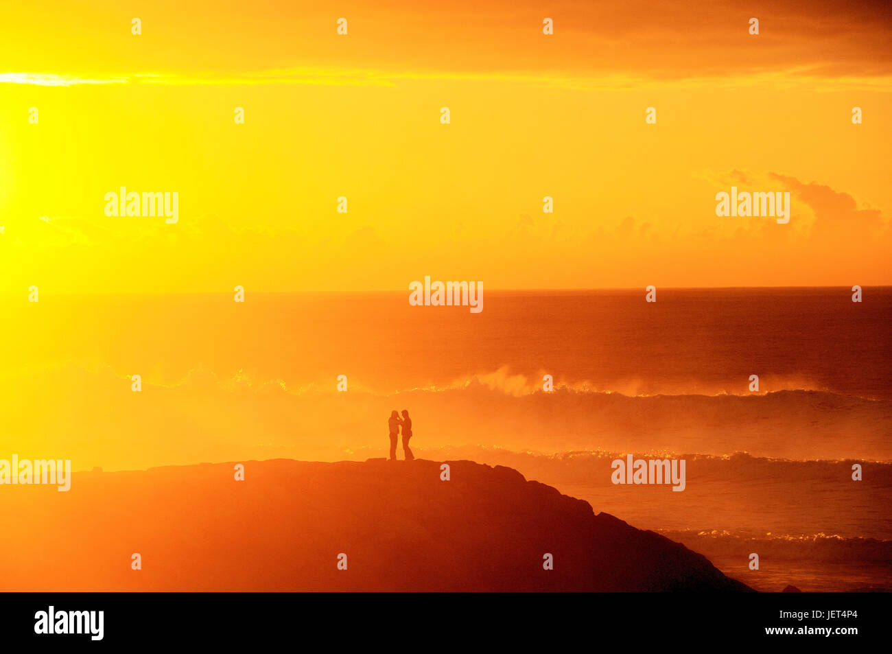 Paar in der Liebe am Meer bei Sonnenuntergang. Costa Nova, Beira Litoral, Portugal Stockfoto