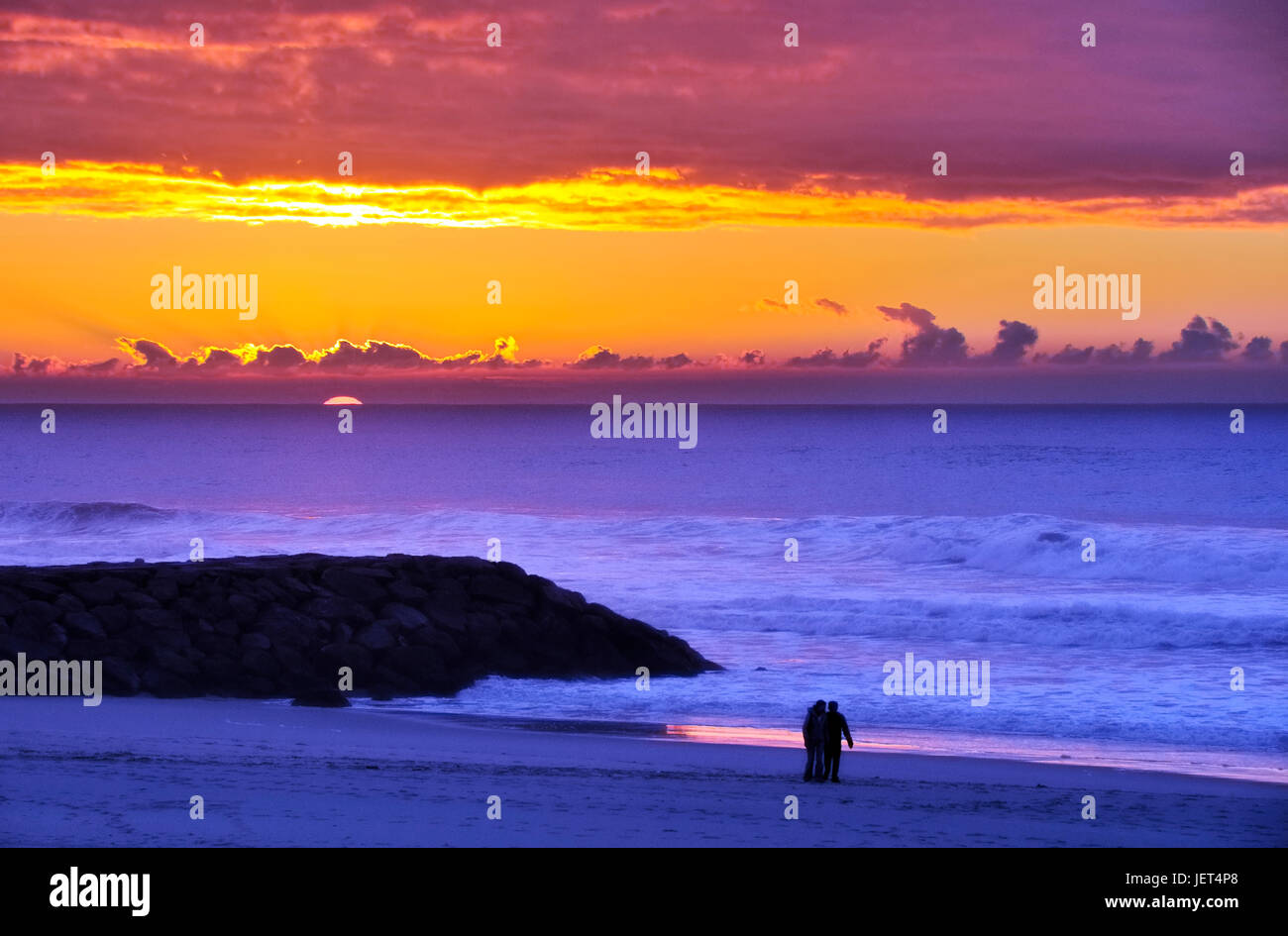 Paar in der Liebe am Meer bei Sonnenuntergang. Costa Nova, Beira Litoral, Portugal Stockfoto