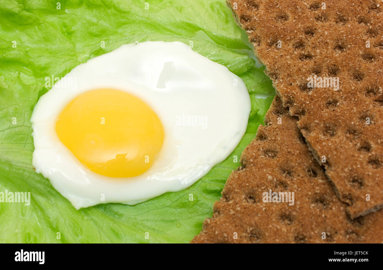 Gesunde Ernährung-Hintergrund: gebraten, Eiern, Salat, Knäckebrot, isoliert auf weiss Stockfoto