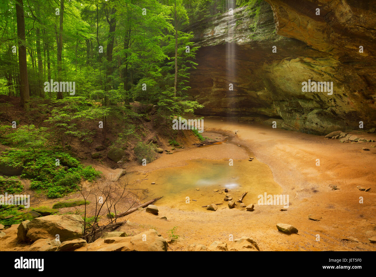 Die Asche Grotte und Wasserfall in Hocking Hills State Park, Ohio, USA. Stockfoto