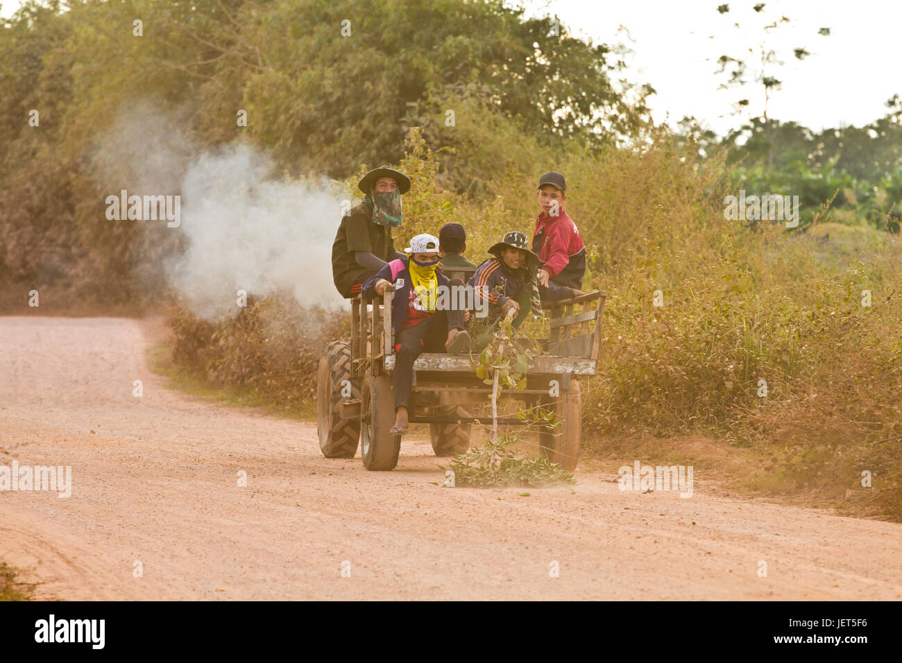 Jugend-Bauern kommen nach Hause von ihrem Fahrzeug ein Feldweg Stockfoto