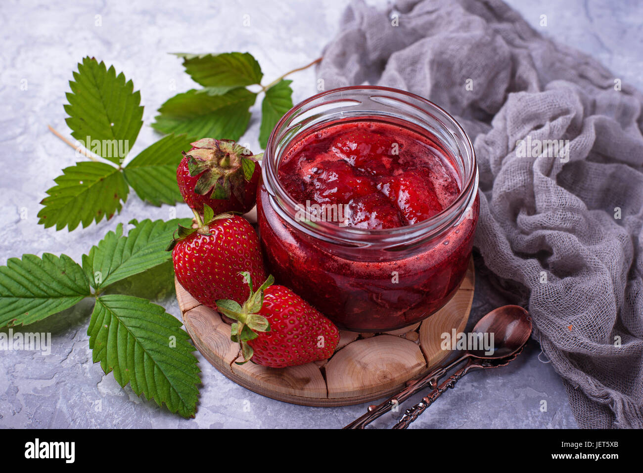 Erdbeer-Marmelade im Glas. Selektiven Fokus Stockfoto