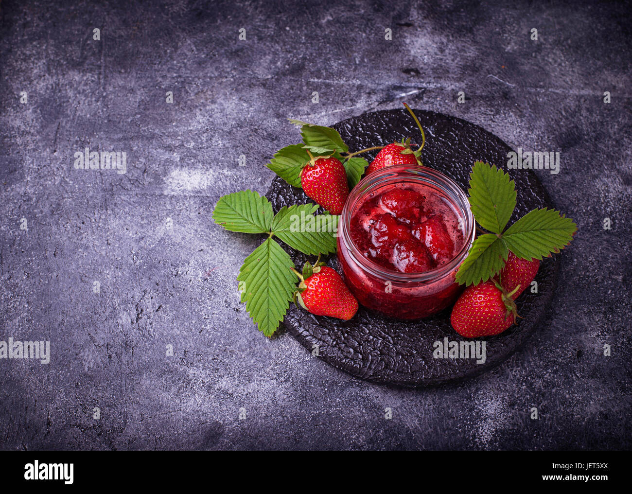 Erdbeer-Marmelade im Glas. Selektiven Fokus Stockfoto