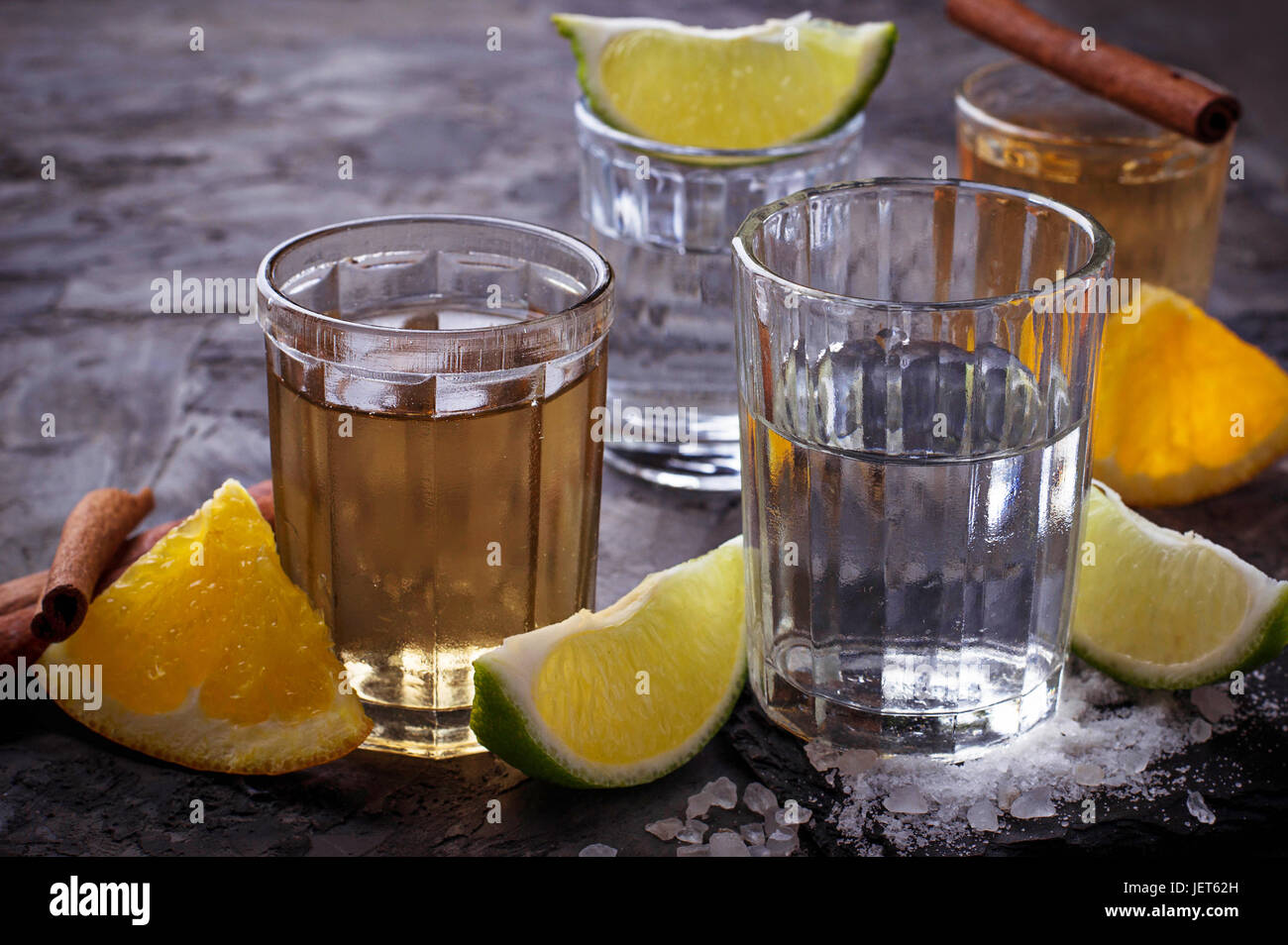 Aufnahmen von Silber und gold Tequila mit Kalk, Salz, Orange und Zimt. Selektiven Fokus Stockfoto