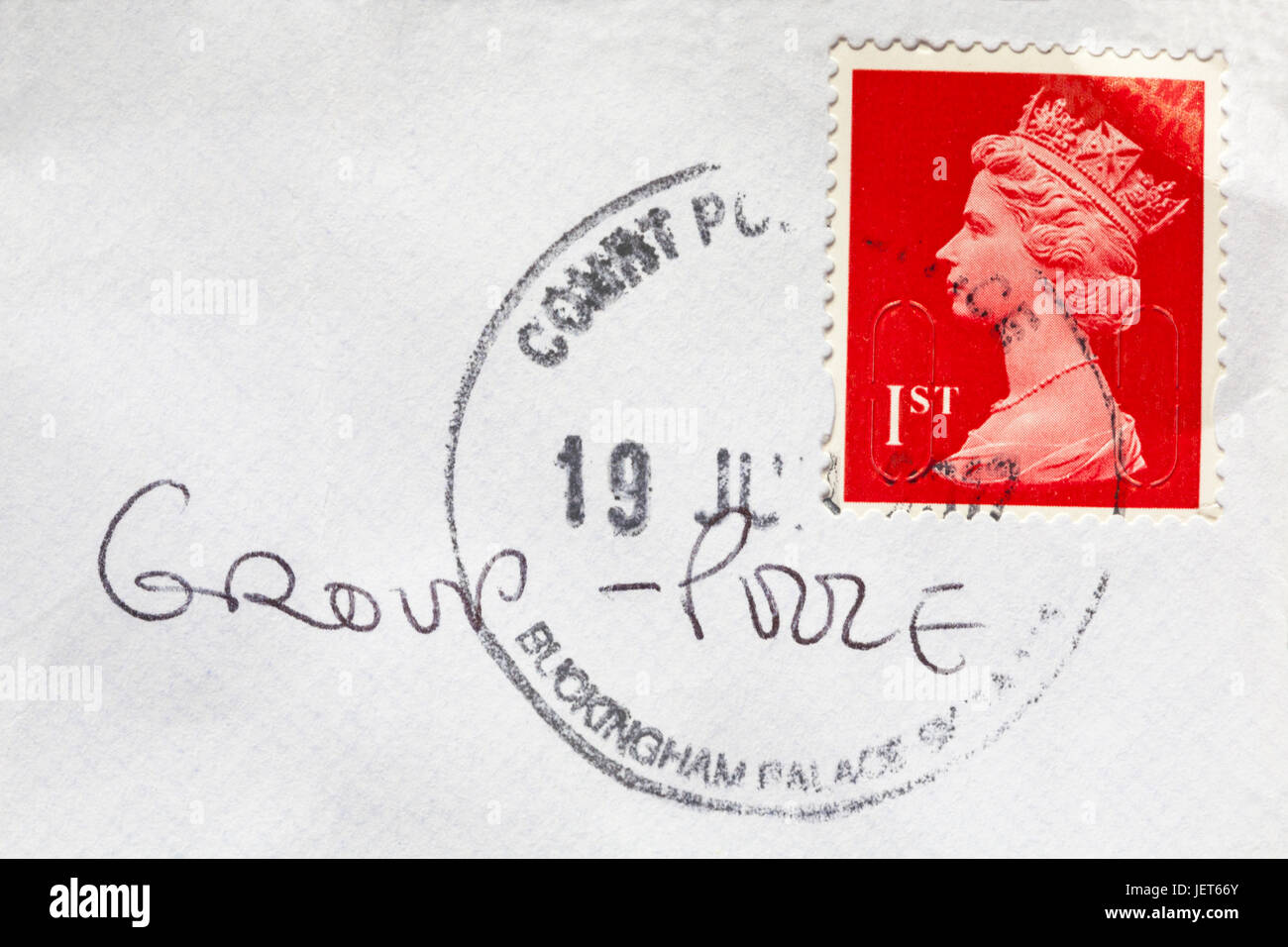 Briefmarke der Klasse 1. mit Kopf der Königin auf Umschlag mit Buckingham Palace frank-Stempel Stockfoto