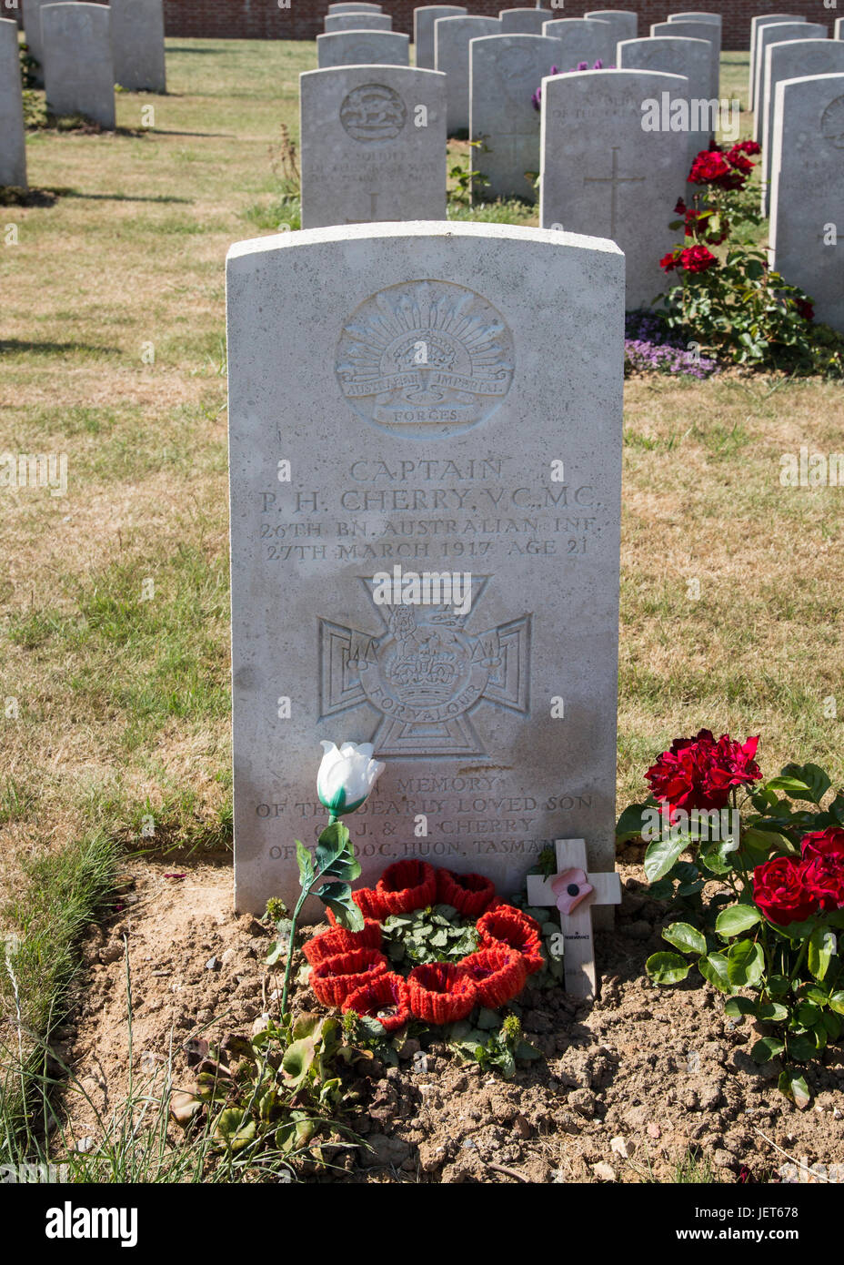 Das Grab des Kapitän P H Cherry VC MC 26. Bataillon australischen Infanterie in Queant Straße CWGC Friedhof des ersten Weltkriegs Stockfoto