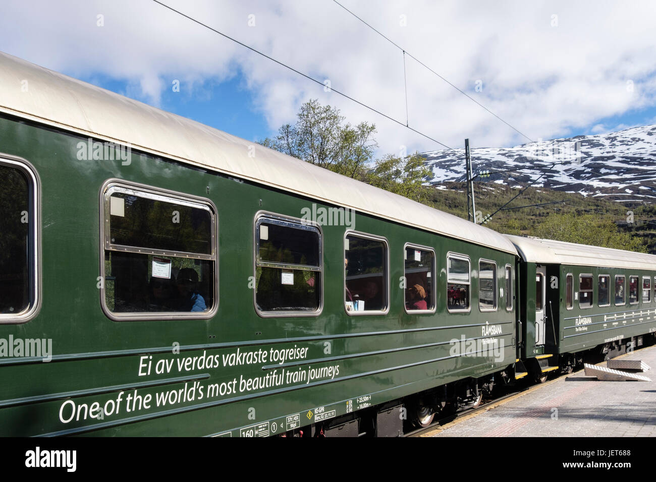 Flamsbana oder Flam Railway Zug vom Bahnsteig. Als einer der schönsten Eisenbahnstrecken der Welt beschrieben. Vatnahelsen Aurland Norwegen Skandinavien Stockfoto