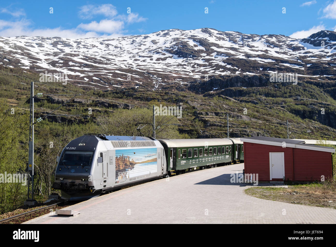 Flamsbana oder Flam Railway Zug vom Bahnsteig. Vatnahelsen, Aurland, Norwegen, Scandinavia Stockfoto