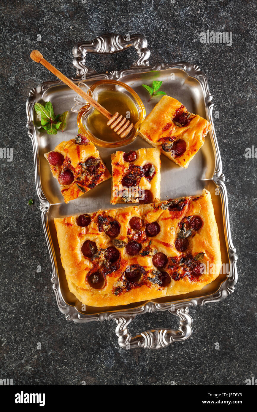 Italienische hausgemachte frische Focaccia-Brot mit Trauben, Gorgonzola ...