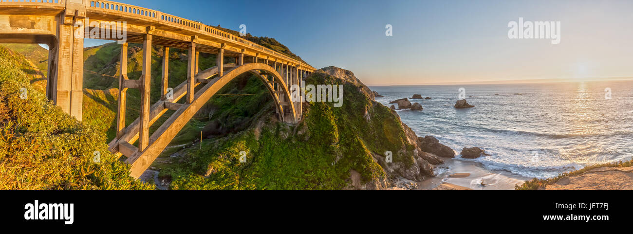 Panorama der Bixby Creek Bridge bei Sonnenuntergang am Highway 1 in Kalifornien Stockfoto