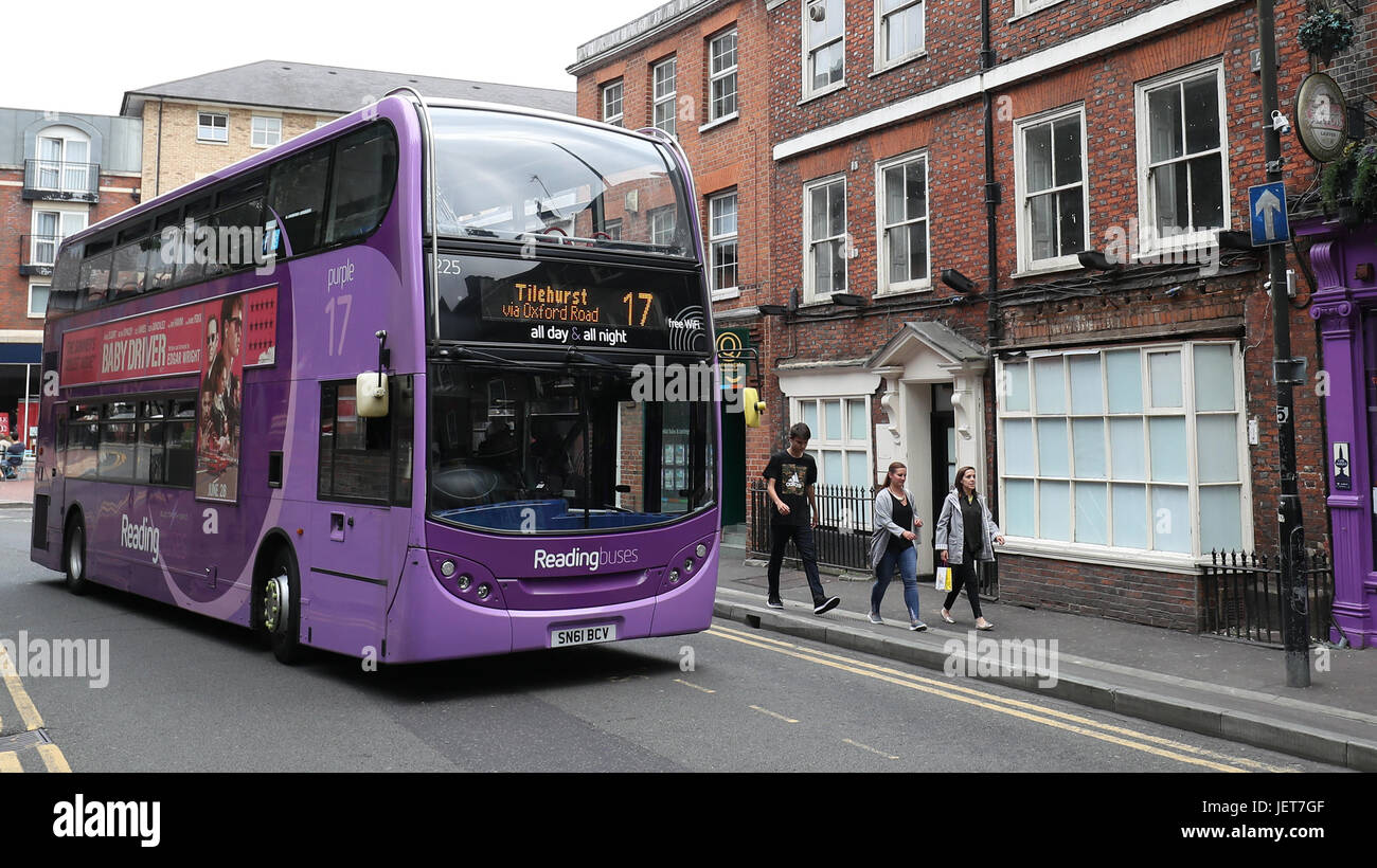 Gesamtansicht der Szene an der Pistole Street in Reading, wo ein Mitglied der Öffentlichkeit auftrat, Glück gehabt zu haben, nachdem er unten durch einen Out-of-Control-Bus geschlagen, als er die Straße überquerte. Stockfoto