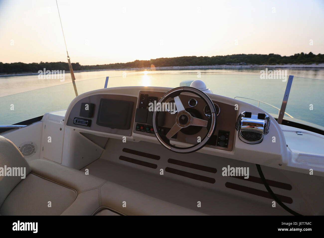 Modernen Luxusyacht mit Blick auf das Armaturenbrett einer Yacht in Kroatien sunset.in. Stockfoto