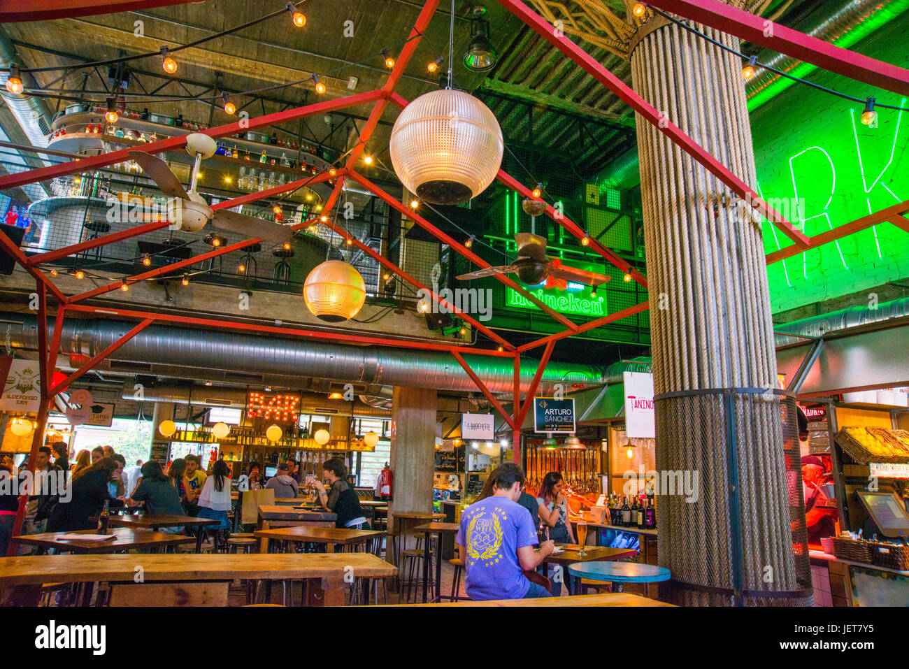 Bar-Restaurant in San Ildefonso-Markt. Fuencarral Strasse, Madrid, Spanien. Stockfoto