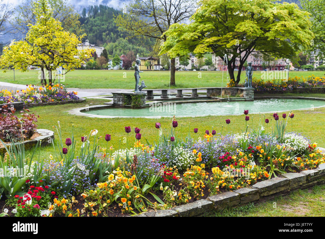 Blumen im öffentlichen Stadtpark von Interlaken, Schweiz. Frühling  Schweizer Stadt-Landschaft Stockfotografie - Alamy