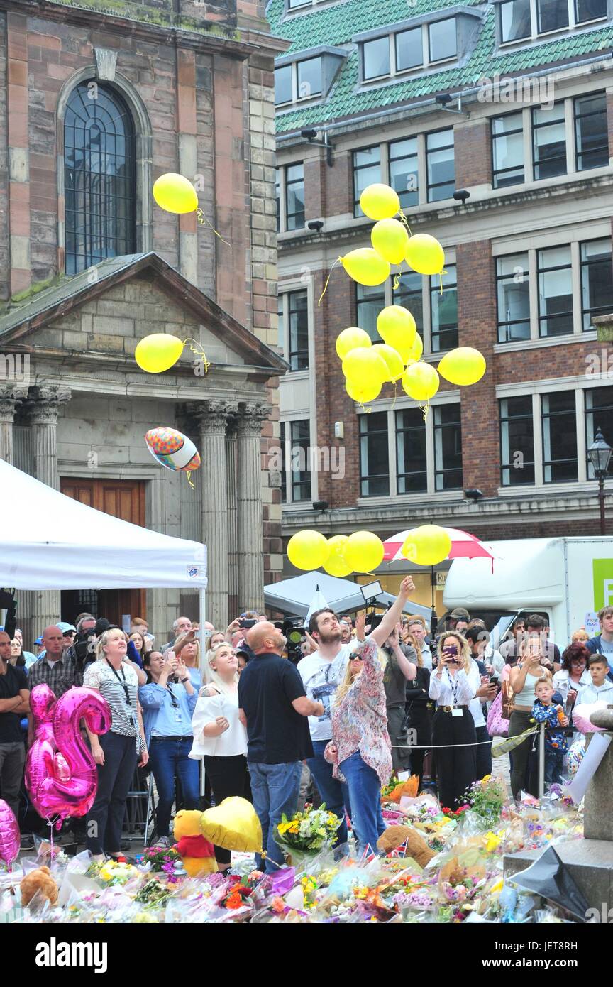 Angehörigen von den Bombenanschlägen in Manchester freigegeben Ballons in St. Ann Quadrat, Manchester.  Mitwirkende: Atmosphäre, Verwandten wo: Liverpool, Vereinigtes Königreich bei: Kredit-27. Mai 2017: Tim Edwards/WENN.com Stockfoto