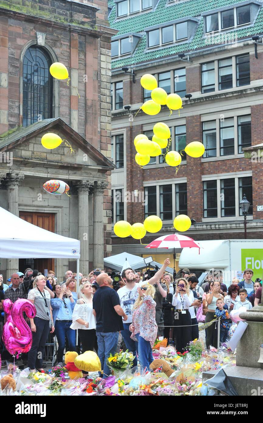 Angehörigen von den Bombenanschlägen in Manchester freigegeben Ballons in St. Ann Quadrat, Manchester.  Mitwirkende: Atmosphäre, Verwandten wo: Liverpool, Vereinigtes Königreich bei: Kredit-27. Mai 2017: Tim Edwards/WENN.com Stockfoto