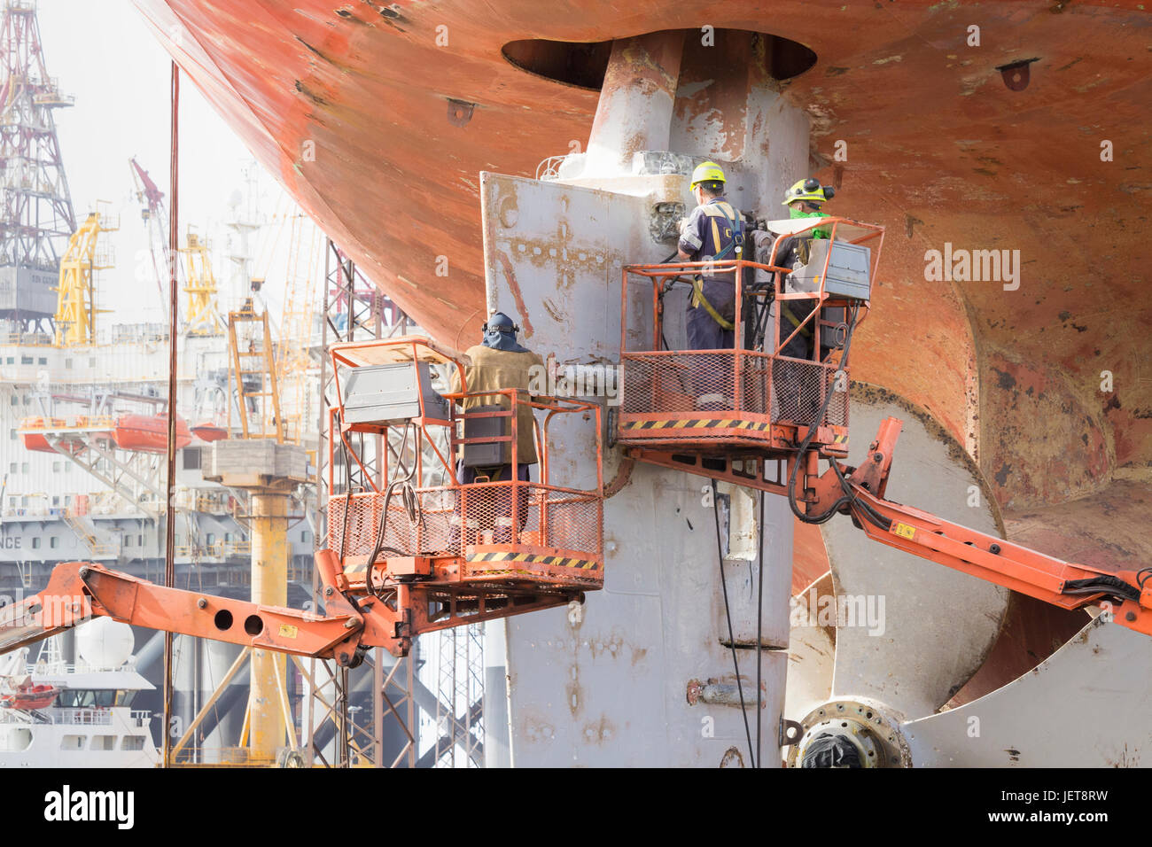 Arbeiter, Reparatur und Lackierung große kommerzielle Schiff im Hafen von Las Palmas auf Gran Canaria, Kanarische Inseln Stockfoto