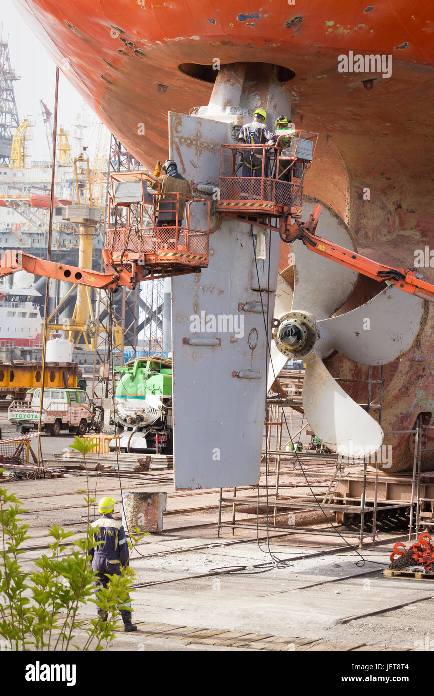 Arbeiter, Reparatur und Lackierung große kommerzielle Schiff im Hafen von Las Palmas auf Gran Canaria, Kanarische Inseln Stockfoto