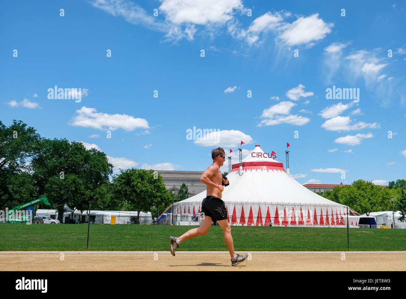 Läufer auf der National Mall in Washington, DC vor ein Zirkuszelt für das Smithsonian Folklife Festival Stockfoto