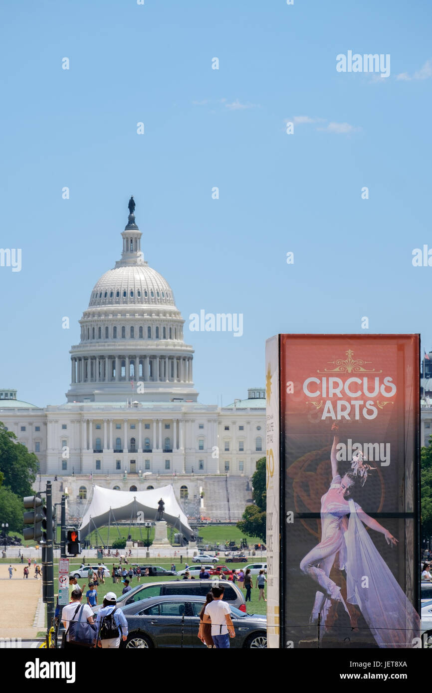 U.S. Capitol mit Zeichen für Circus Arts Ausstellung für das Smithsonian Folklife Festival Stockfoto